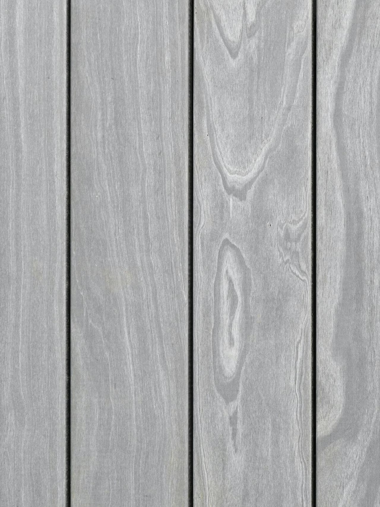 Texture des lames Accoya Color Gris : teinte grise traversant tout le bois