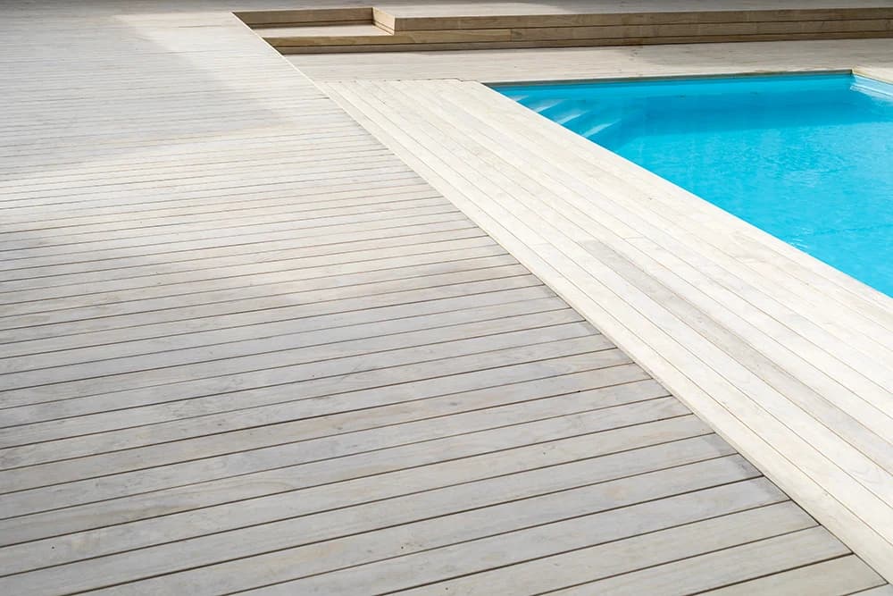 Lames de terrasse Accoya naturel au bord d’une piscine