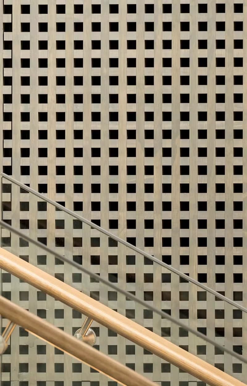 Détail d’un claustra ajouré en bois Accoya, maillage régulier