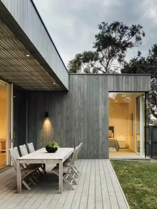 Villa contemporaine en bardage bois Accoya gris vertical, terrasse et salle à manger d’extérieur