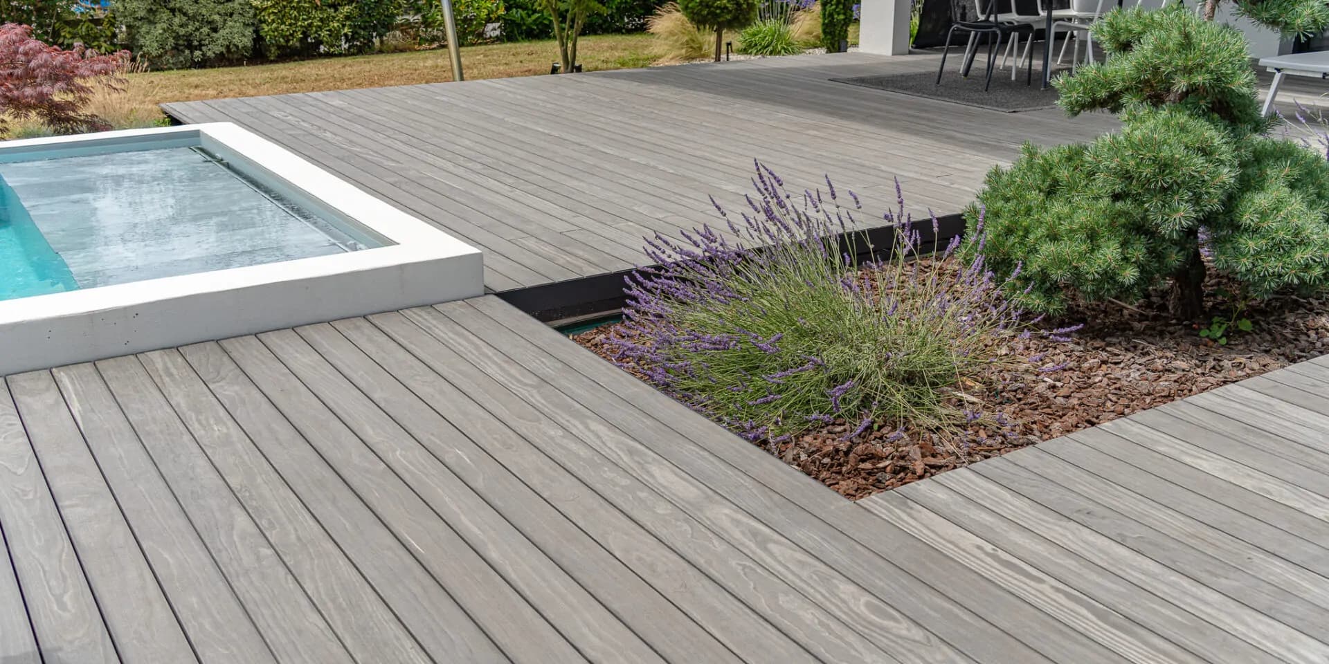 Terrasse en Accoya Color Gris avec spa encastré et jardinières de lavandes