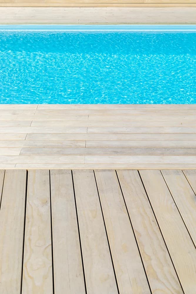 Plage de piscine en lames Accoya claires, deux sens de pose